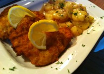 Kis bécsi (karajból) krumplisalátával