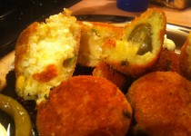 Rántott rizsgombóc sajtgolyóval